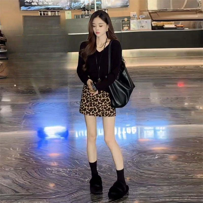 春季法式通勤时尚套装女2025年流行纯色长袖针织衫豹纹短裙两件套