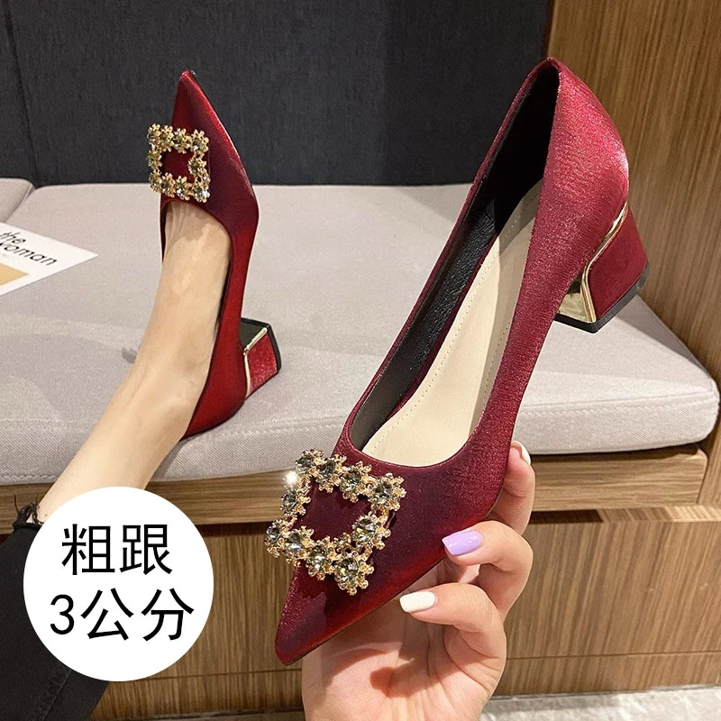 红色婚鞋高跟鞋女粗跟2024春冬新款水钻尖头低跟新娘婚纱秀禾两穿