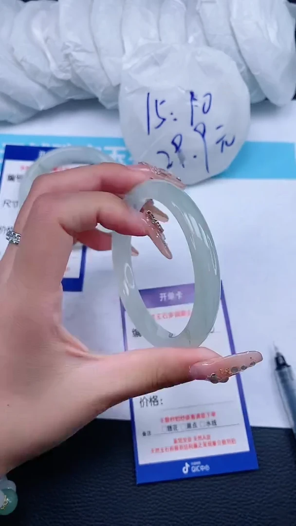 【闪购商品】石英质玉手镯未镶嵌250