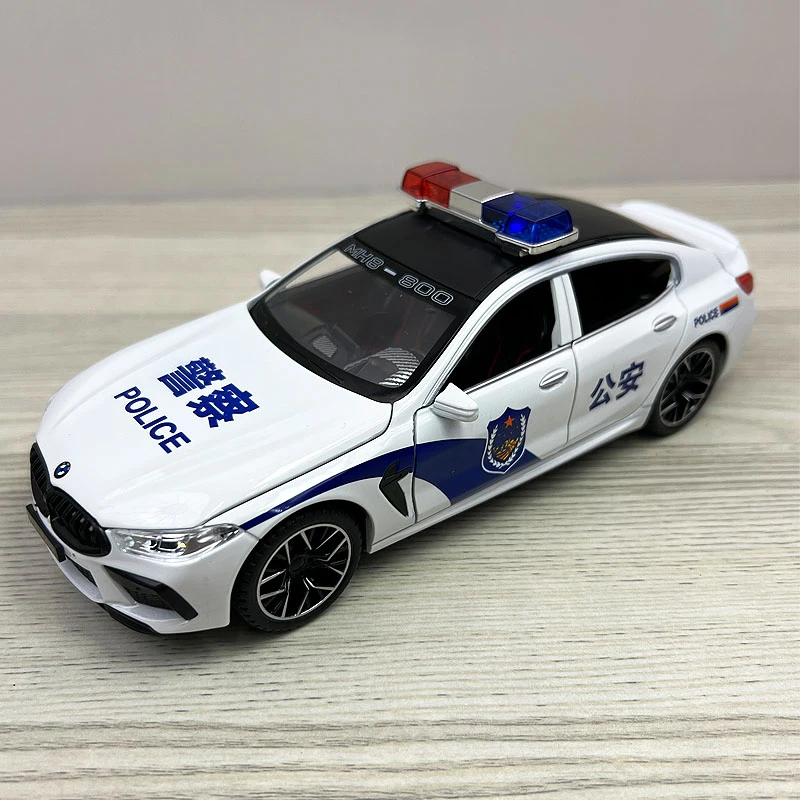 合金宝马车模M8六开门大灯警灯亮带声音回力驱动橡胶轮摆件礼物