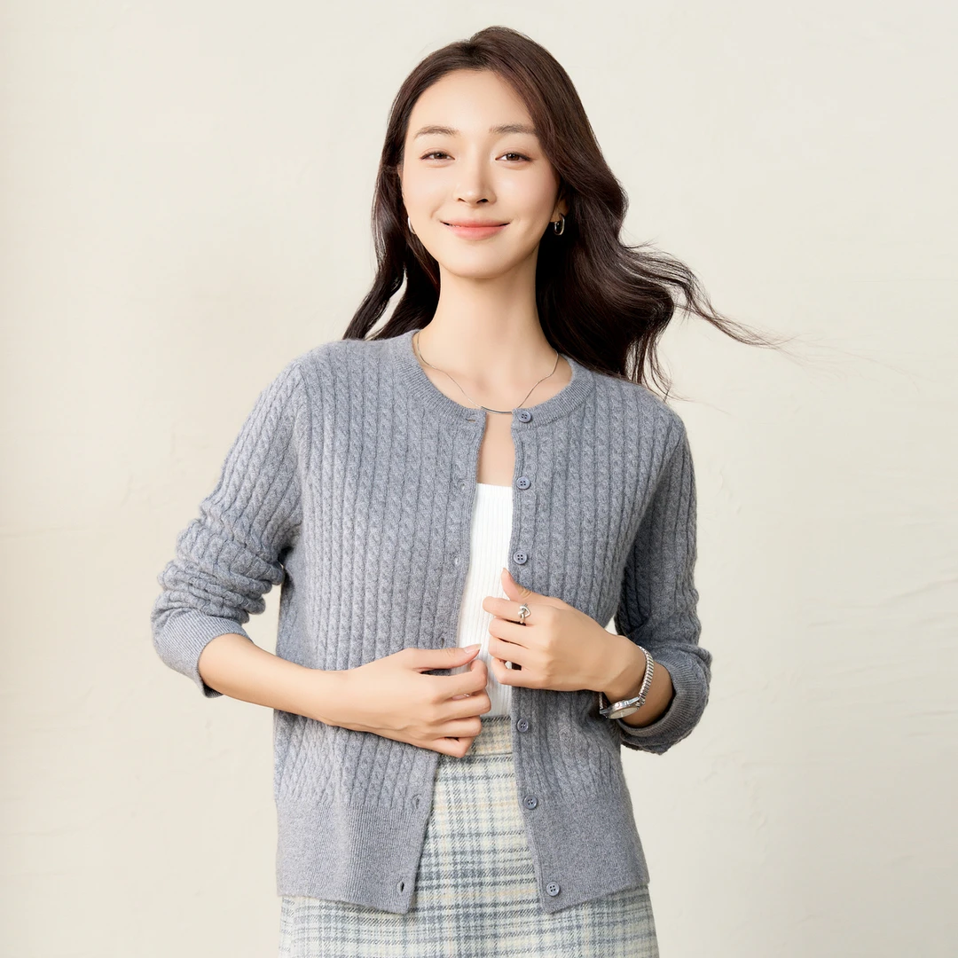 春竹品牌24秋冬新款绞花圆领时尚100%纯羊绒衫女开衫外套灰色系