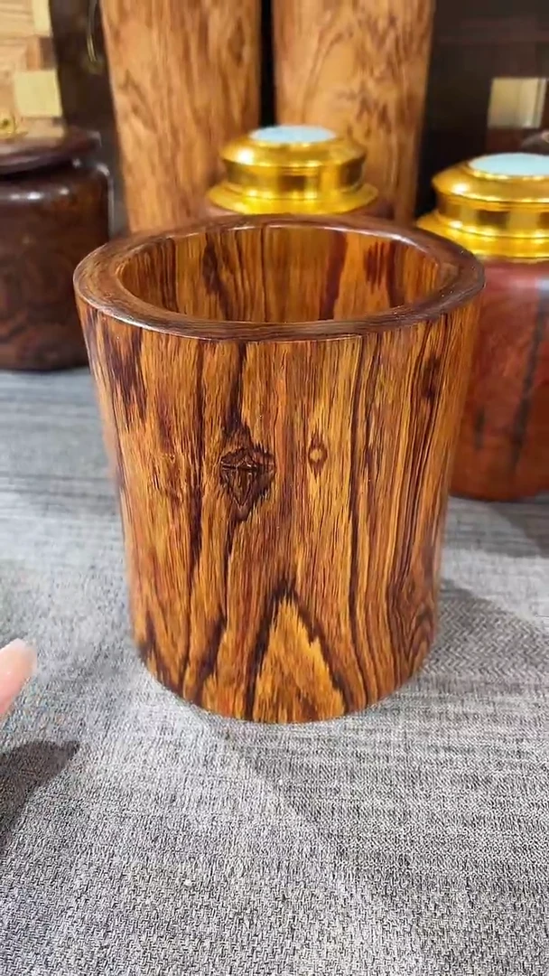 【闪购商品】黄花梨根雕笔筒