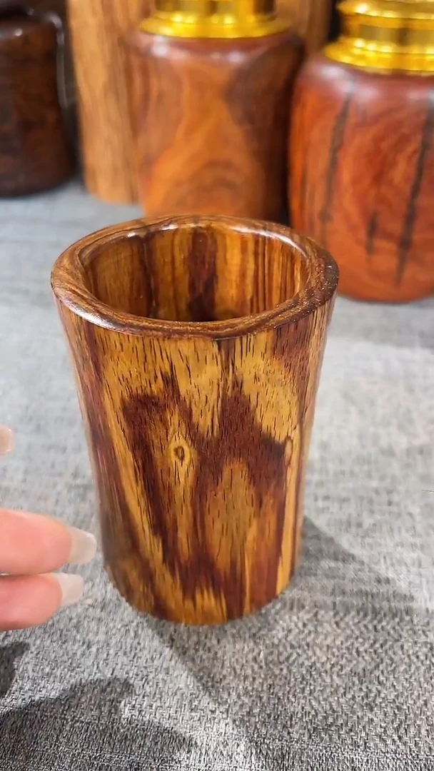 【闪购商品】黄花梨根雕笔筒