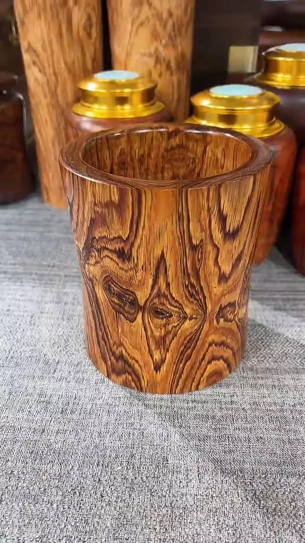 【闪购商品】黄花梨根雕笔筒