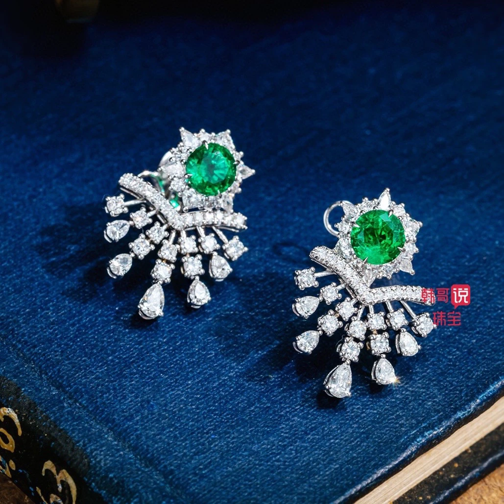 18k金圆形祖母绿耳钉套装 主石：1.83ct， 副石：2.317ct