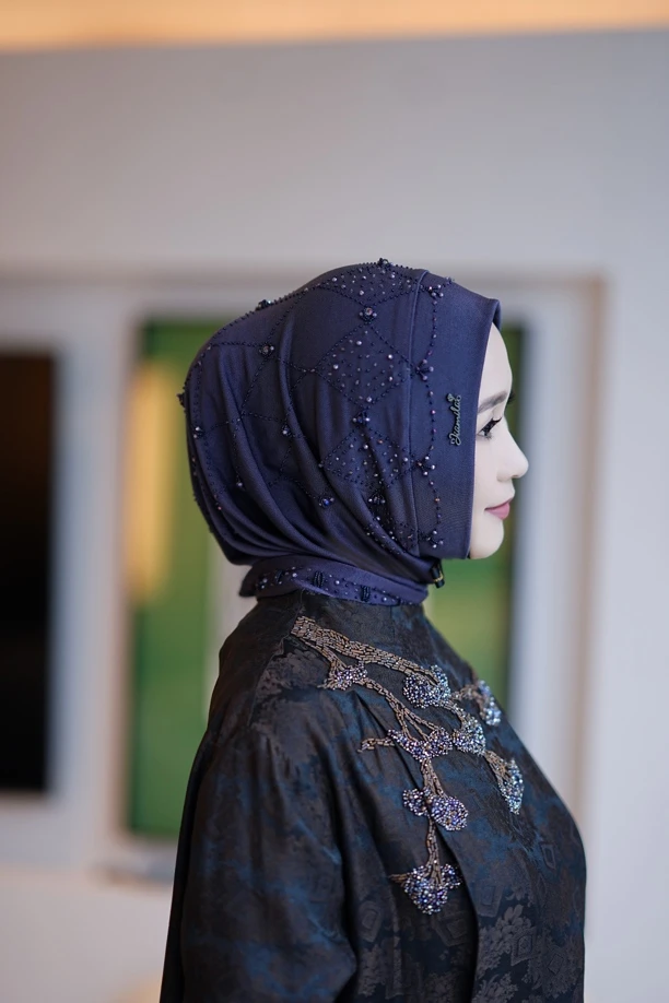 【嘉米拉】新品缪斯手信钉珠套头巾JML1036T