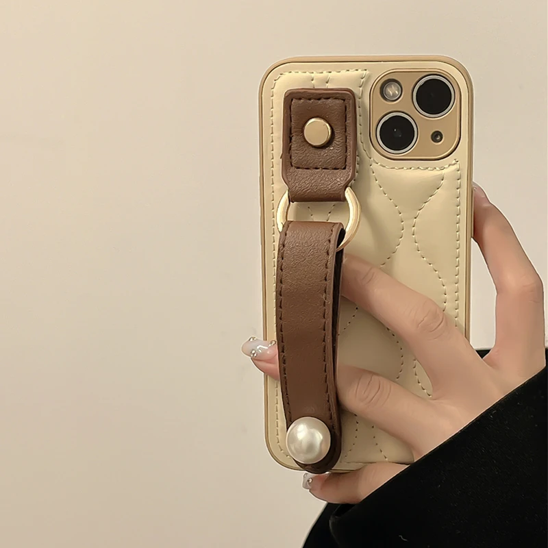 iphone14promax手机壳苹果15珍珠纽扣腕带羽绒服11高级感12网红女