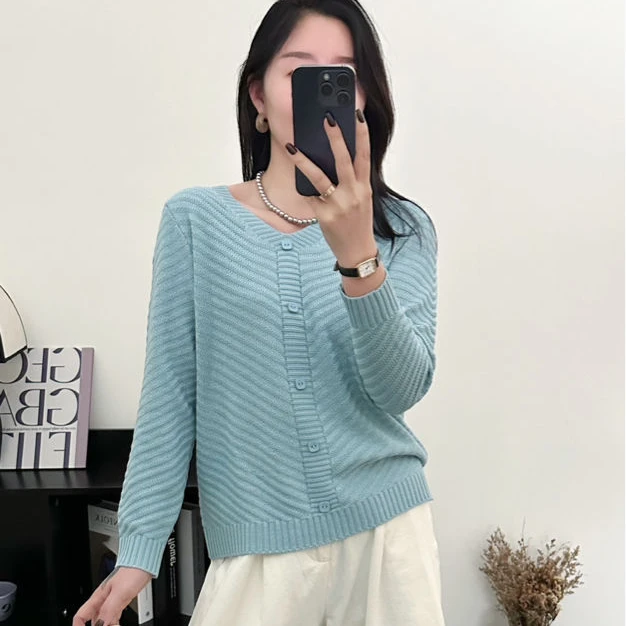 条纹V领纯色松弛感新款遮肚子百搭文艺范女棉线休闲洋气上衣秋季