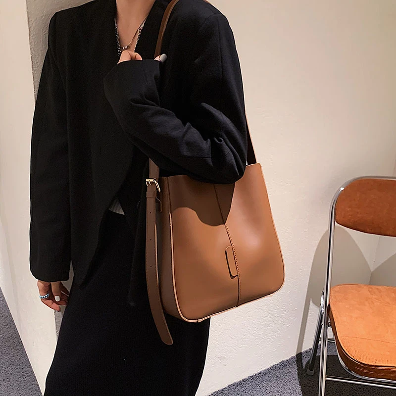 百搭大容量包包女秋冬复古高级质感水桶包学生上课斜挎包托特包