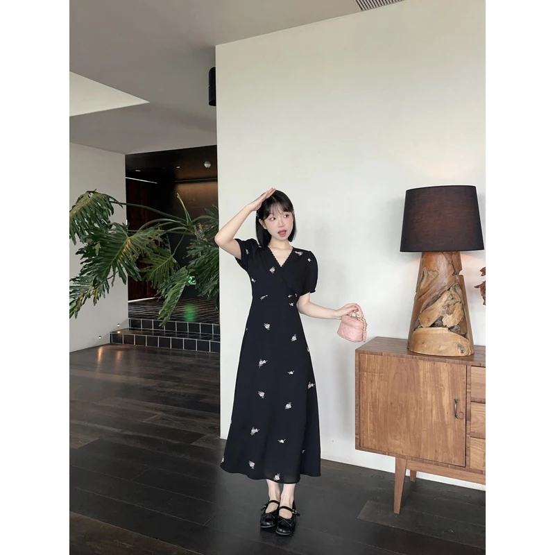 《现货》瞌睡兔服饰 【浪漫庄园】法式v领刺绣花女夏季显瘦收腰长裙