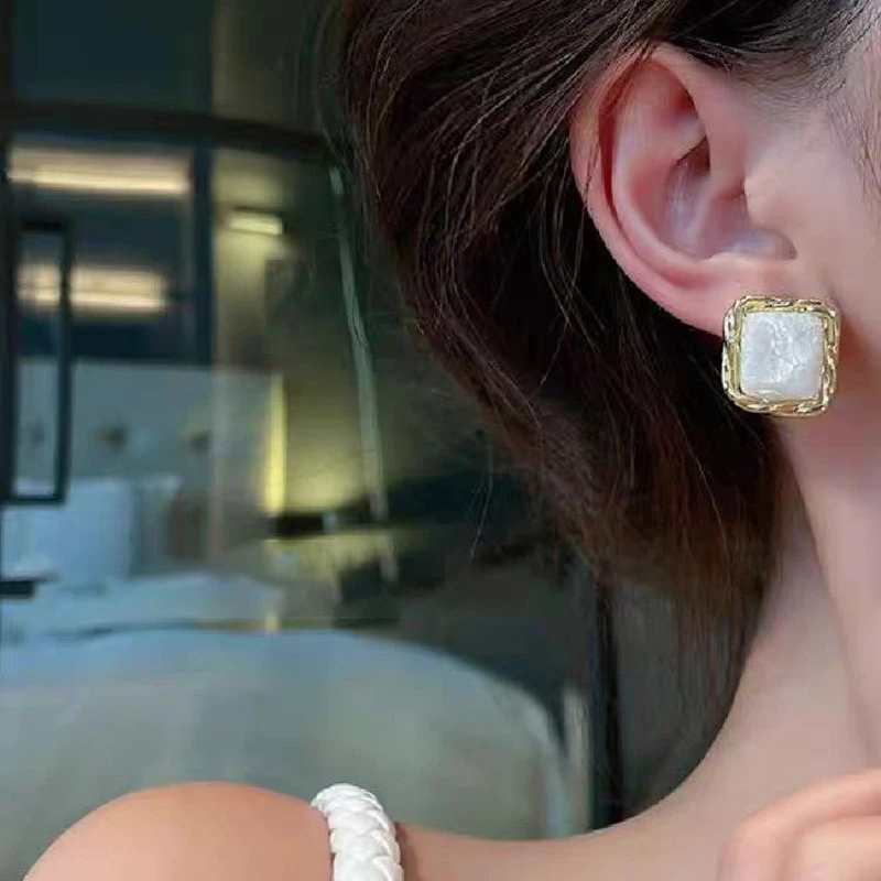 铜合金耳饰 小香风白色气质法式小众简约优雅素款精美耳钉1026