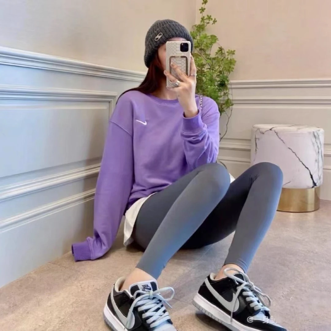 Nike/耐克男女卫衣加绒保暖小勾香芋紫套头圆领套头衫916609-589