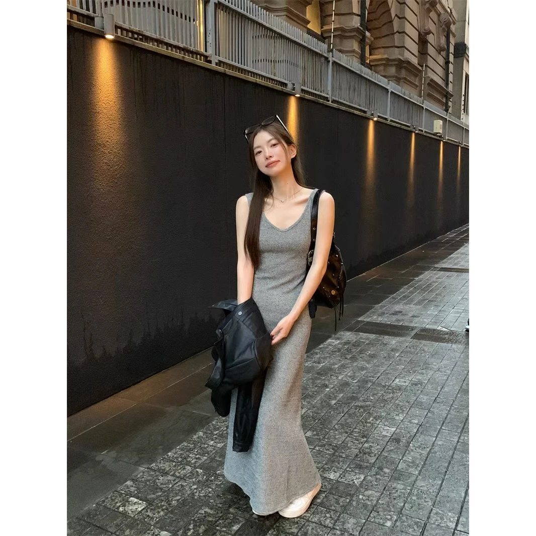 灰色V领包臀针织吊带连衣裙女秋冬收腰内搭设计感显瘦a字背心长裙