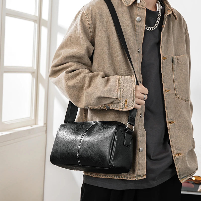 2025新款日系复古单肩包潮流时尚男士机车包休闲男包枕头包小方包