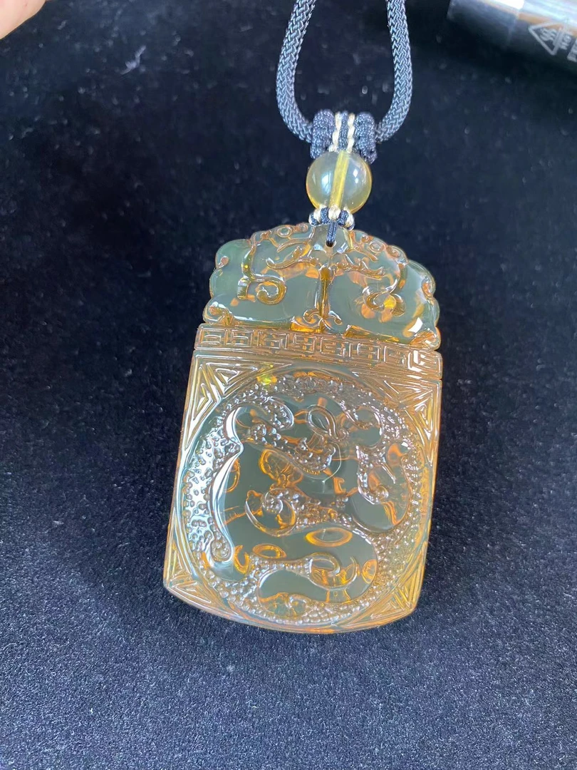 黄茶仿古龙牌吊坠