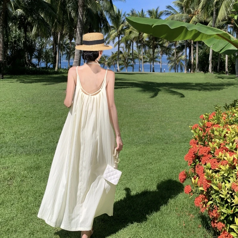 海边度假露背连衣裙女2024新款设计感宽松绑带显瘦吊带连衣长裙子