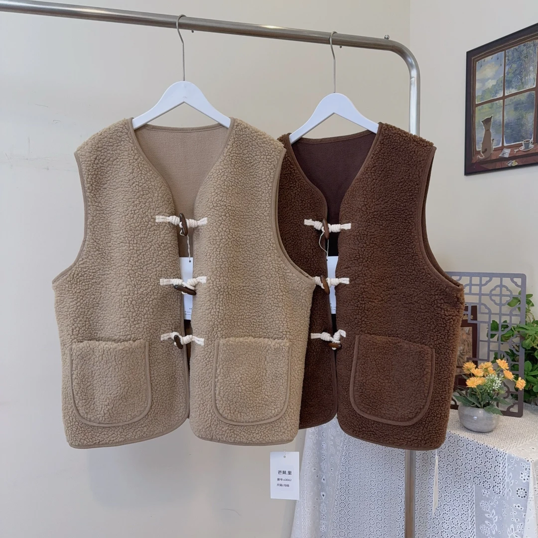 尾单特清糕糕毛木质牛角扣马甲女宽松日系无袖马夹上衣