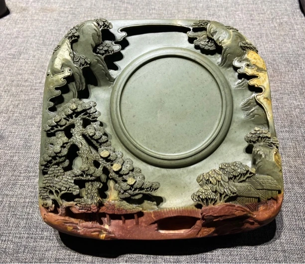 端砚之西山绿端,十分润泽,是罕见的三色北岭西山绿端十分少有