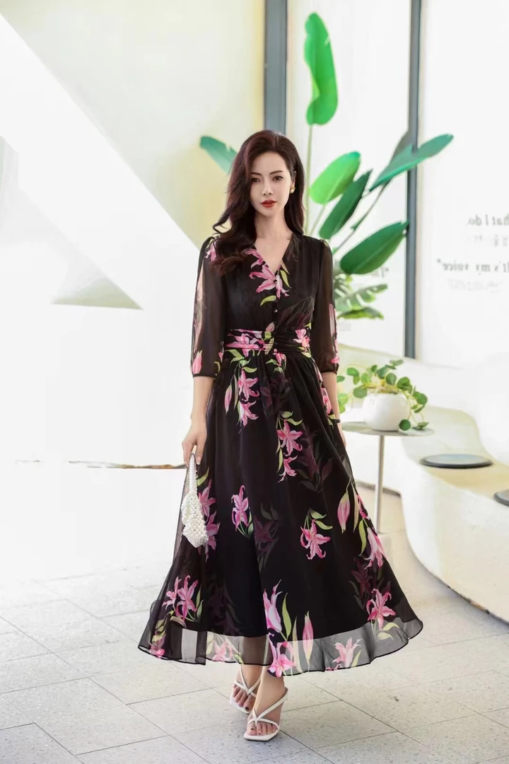 花想容【曼珠沙华】时尚气质夏季显瘦黑色碎花女士长款过膝连衣裙