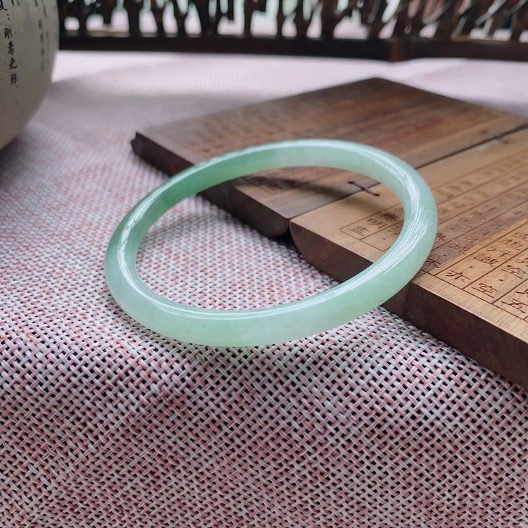 55圈口23263天然翡翠A货水润细冰糯种飘翠绿花贵妃圆条手镯