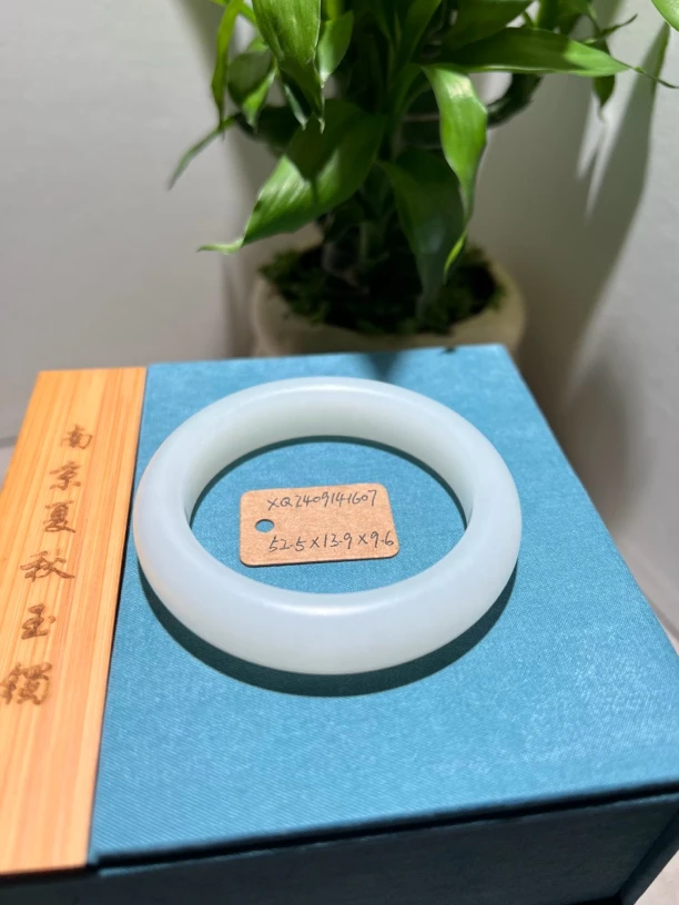 夏秋珠宝52.5新疆和田玉山料高端白玉手镯宽条正圈平安镯柔光玉镯