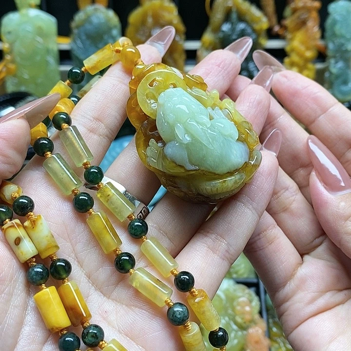 蛇纹石玉颈饰未镶嵌吴****”