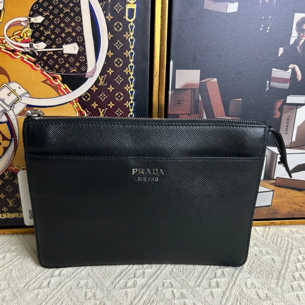 95新 Prada/普拉达 普拉达/Prada手拿包 尺寸26x18x3编码：9132695