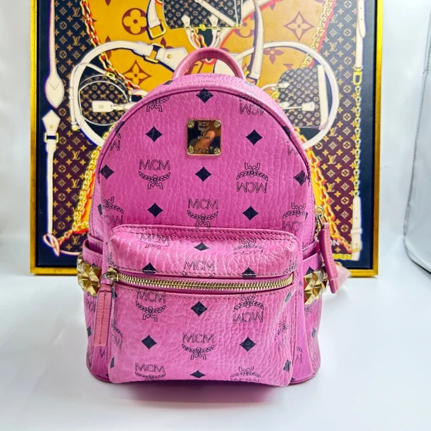 95新 MCM MCM粉色双肩包 尺寸：25x20x10 编码8361713