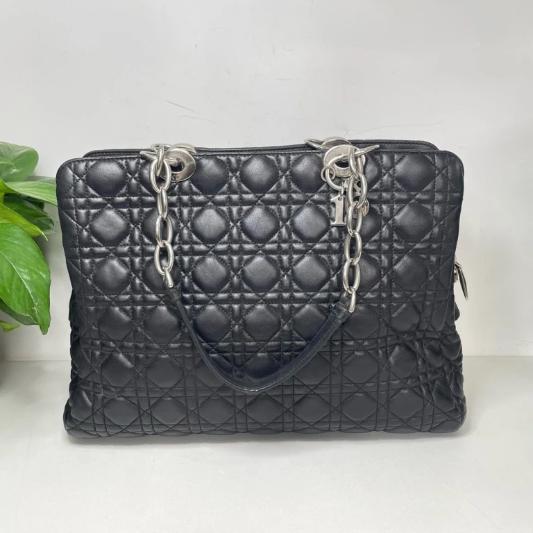 95新 DIOR/迪奥 戴妃七格tote托特黑银配色 尺寸：36x29x8 8081365