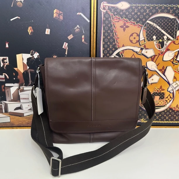 95新 COACH/蔻驰 蔻驰 棕色全皮时尚斜挎包编码：7958416