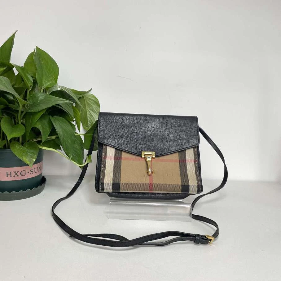 95新 BURBERRY/博柏利 格纹邮差包 尺寸:22x17x9 编码7797189