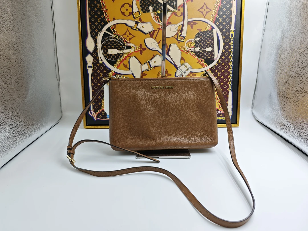 95新 MICHAELKORS/迈克高仕 MK 手提 尺寸24x20x10  编码：7974616