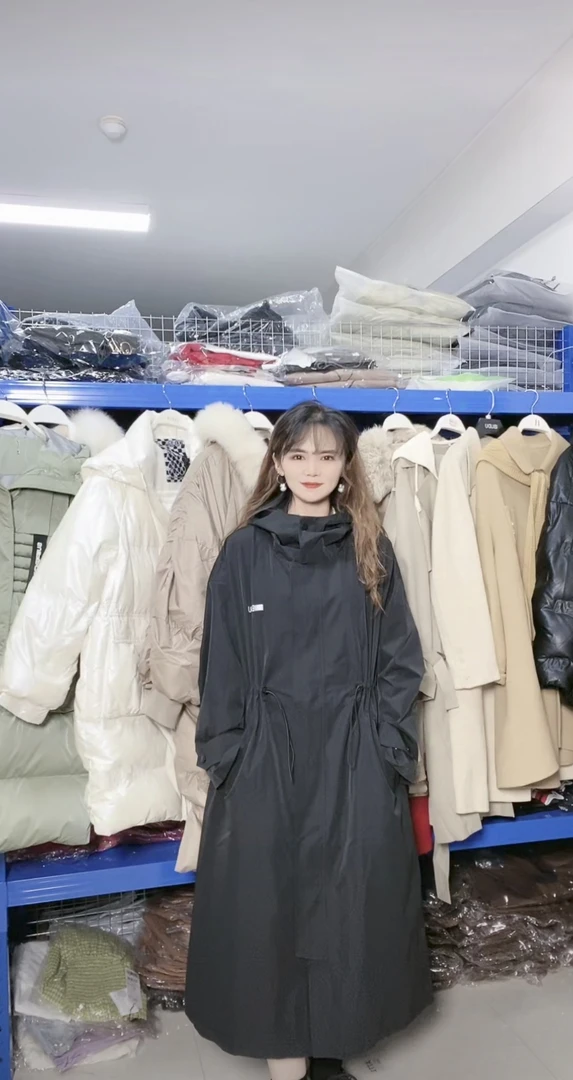 黑色长款带帽风衣外套