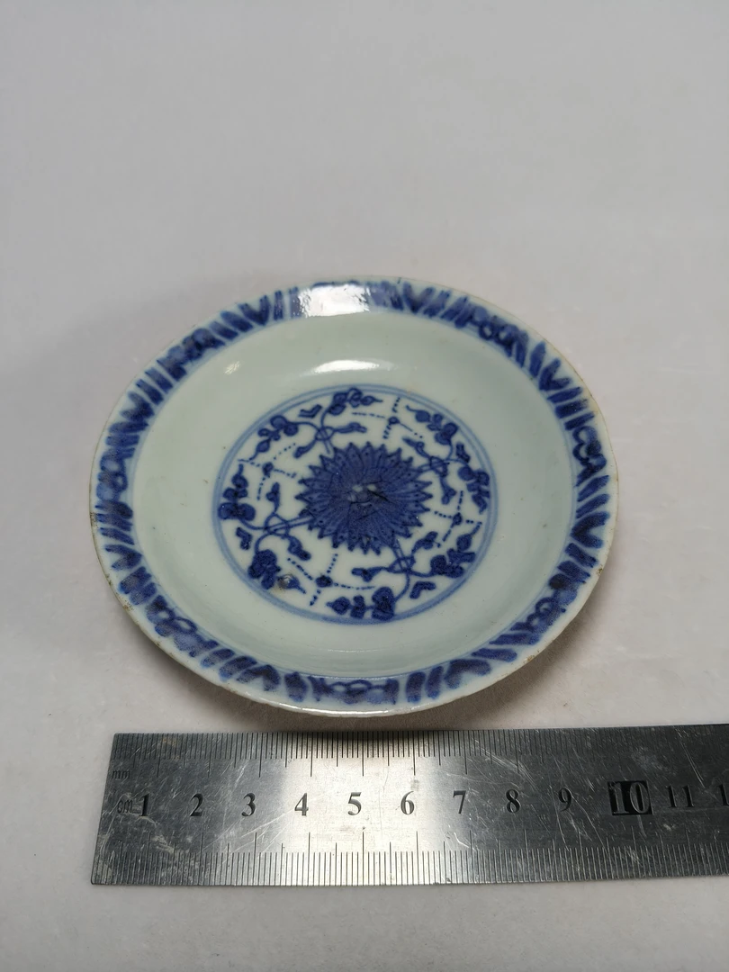 青花花绘纹盘子。尺寸品相如图。