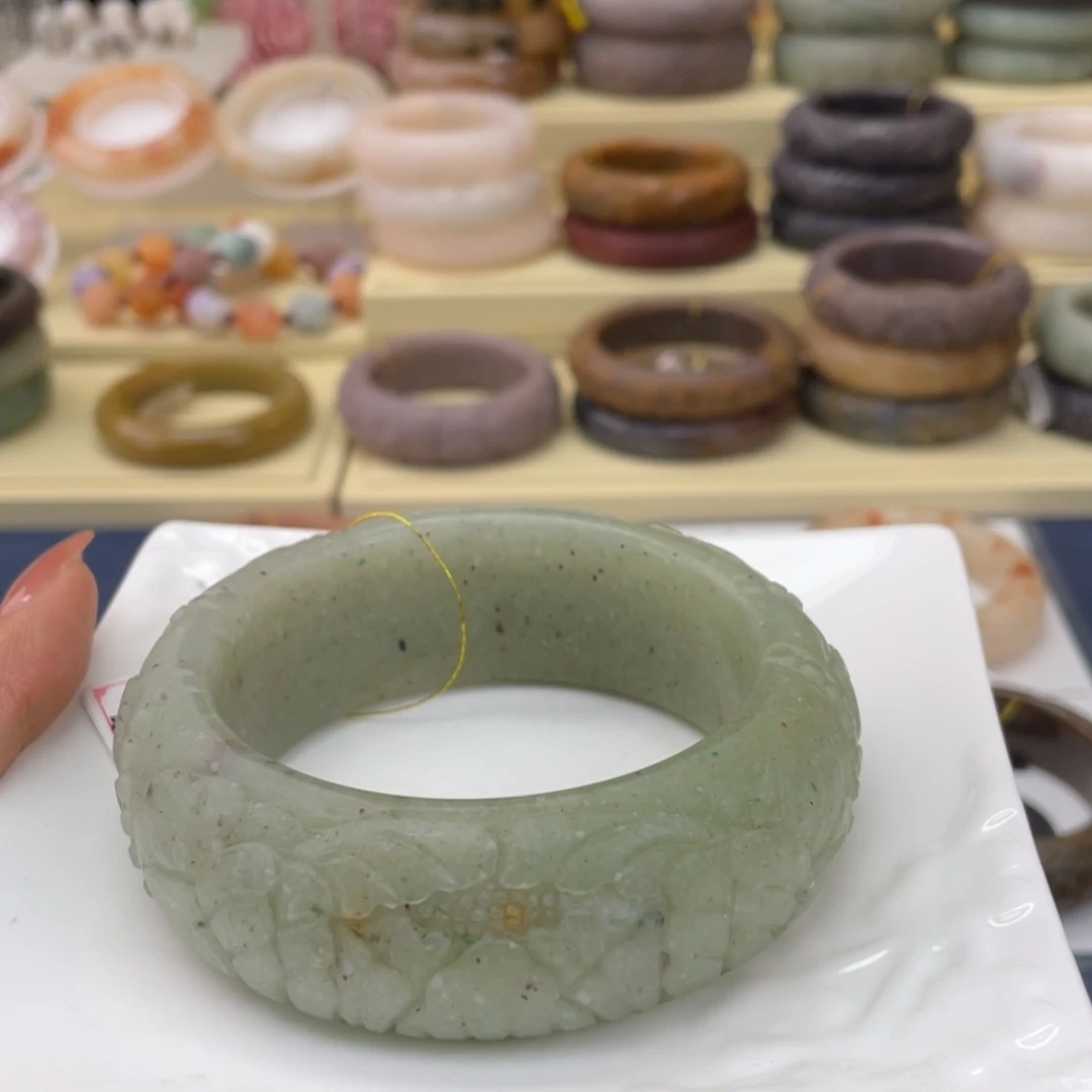 【闪购商品】石英质玉手镯未镶嵌一**光