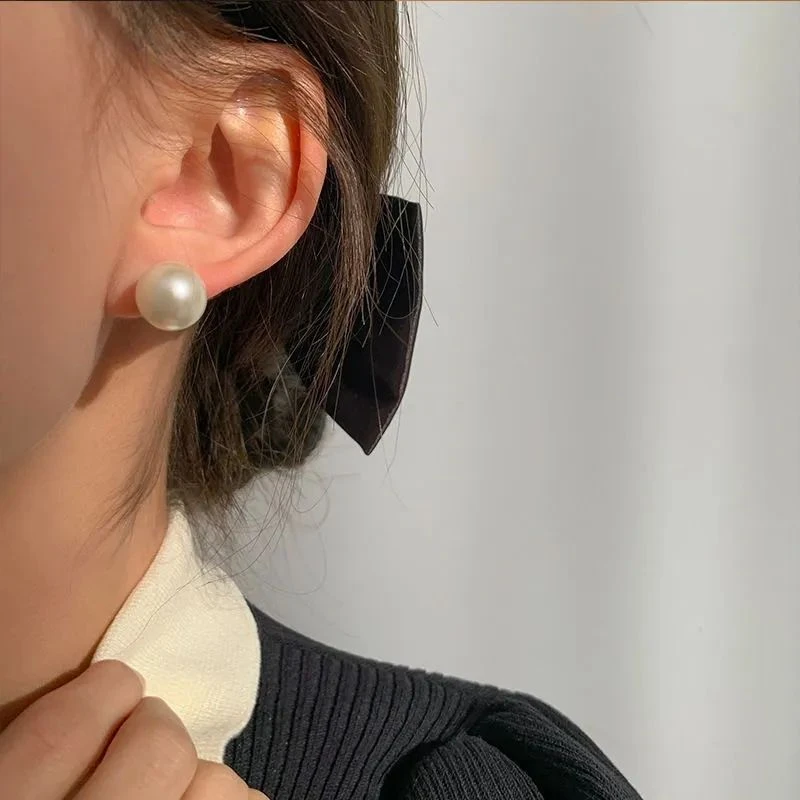 法式复古赫本风白色珠珠耳钉ins百搭气质耳环女质感温柔小众耳饰