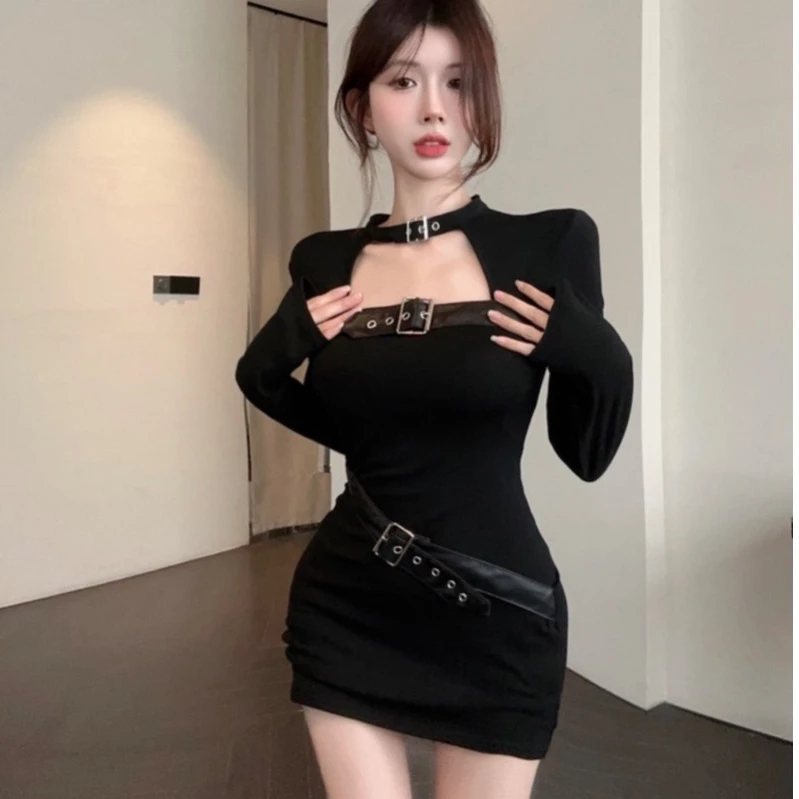 甜酷辣妹黑色方领长袖收腰连衣裙女高级感紧身显瘦包臀短裙小个子