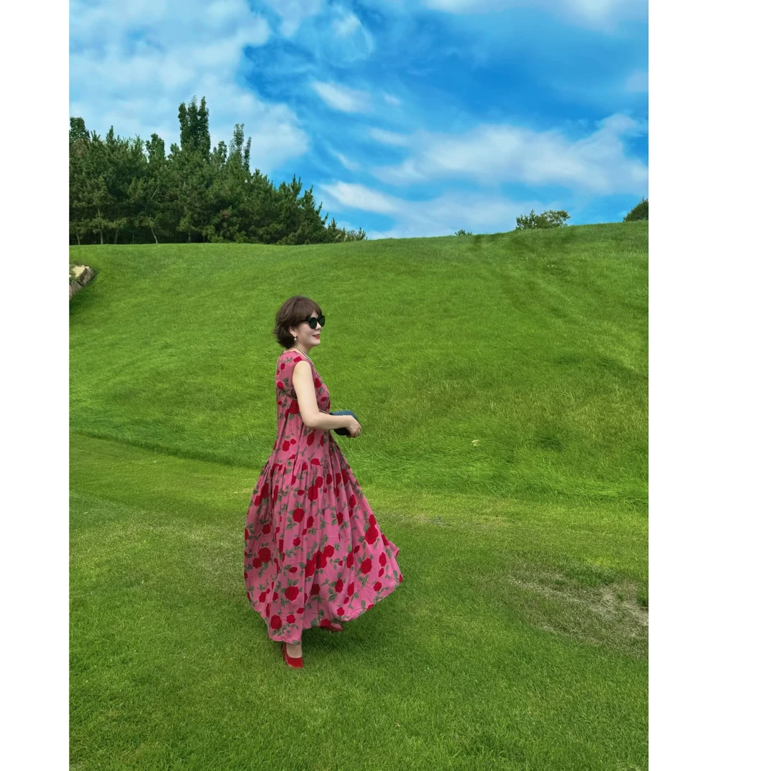 무지징−【玫瑰的故事】夏日多巴胺穿搭真的很出片的一件绵绸连衣裙