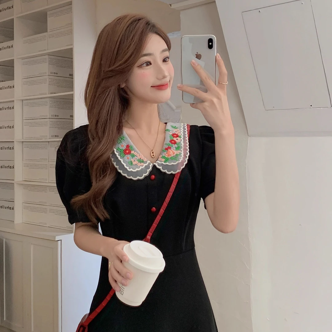 【绿肥红瘦】大码遮胯甜美气质夏日新中式穿搭刺绣花朵娃娃领连衣裙