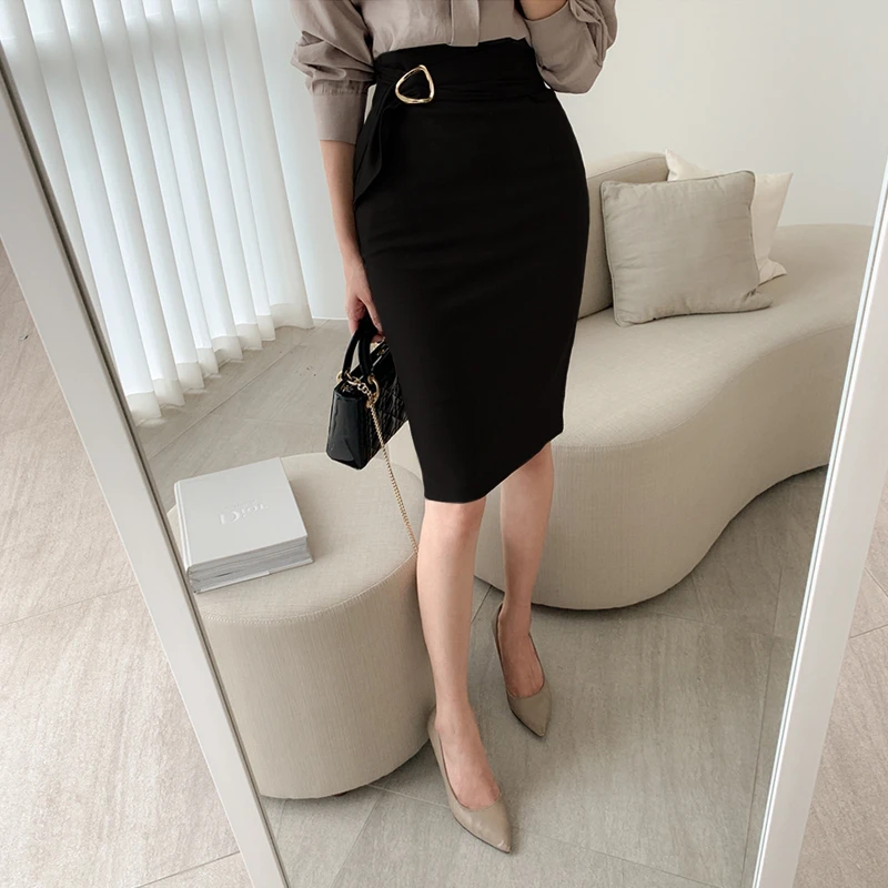 卡其色半身裙包臀裙女2025秋季新款褶皱一步裙职业通勤气质半裙