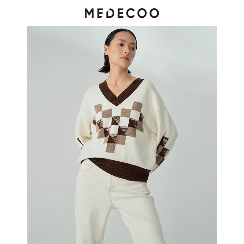 MEDECOO/墨蒂珂冬新款女装休闲撞色V领针织衫MHD40317