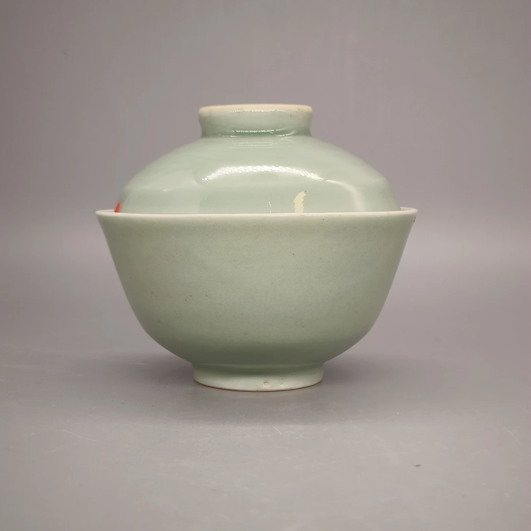 52411125*清乾隆豆青釉盖碗/瓷器五/江苏省文物总店