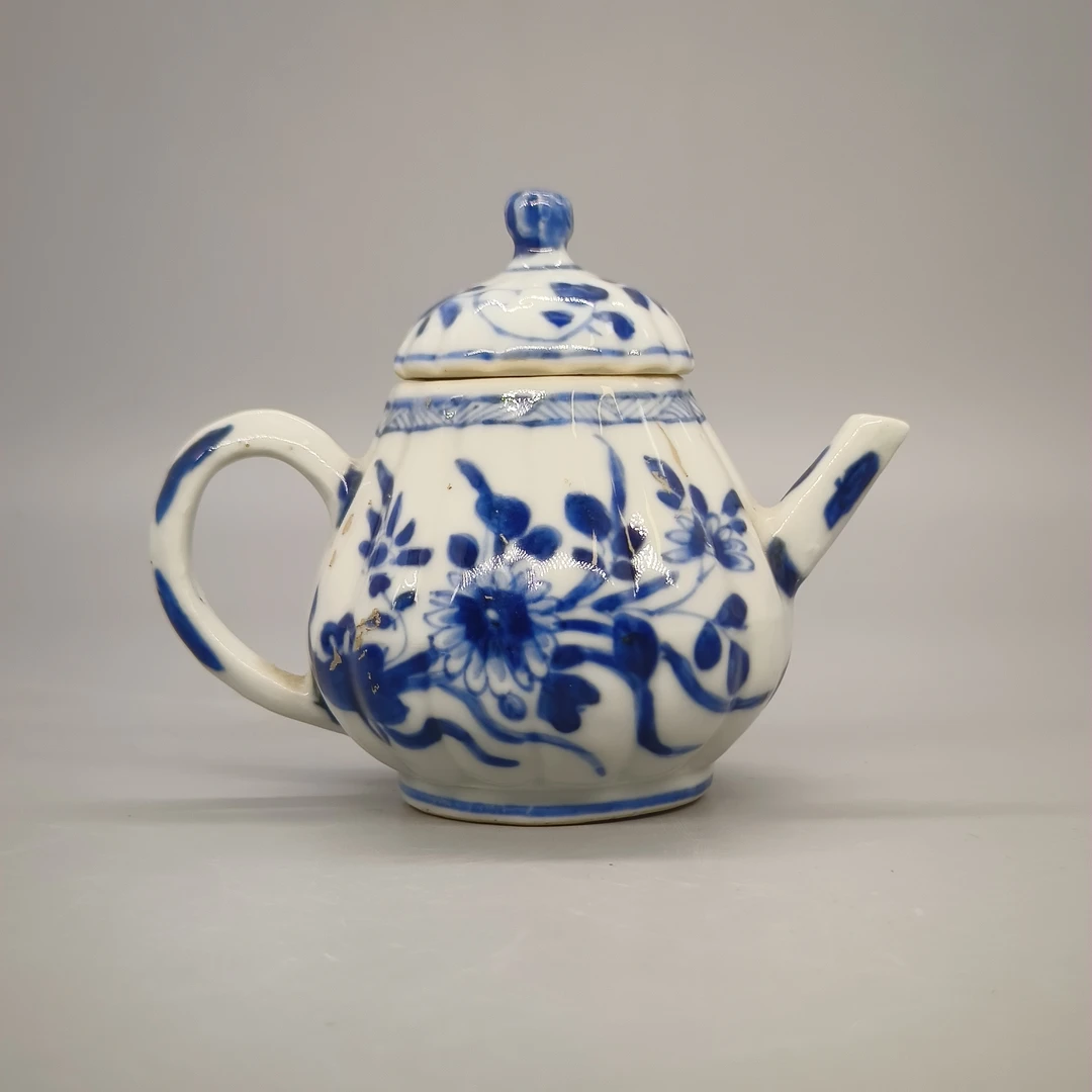 52411001*清康熙青花花卉纹瓜楞壶/瓷器五/江苏省文物总店