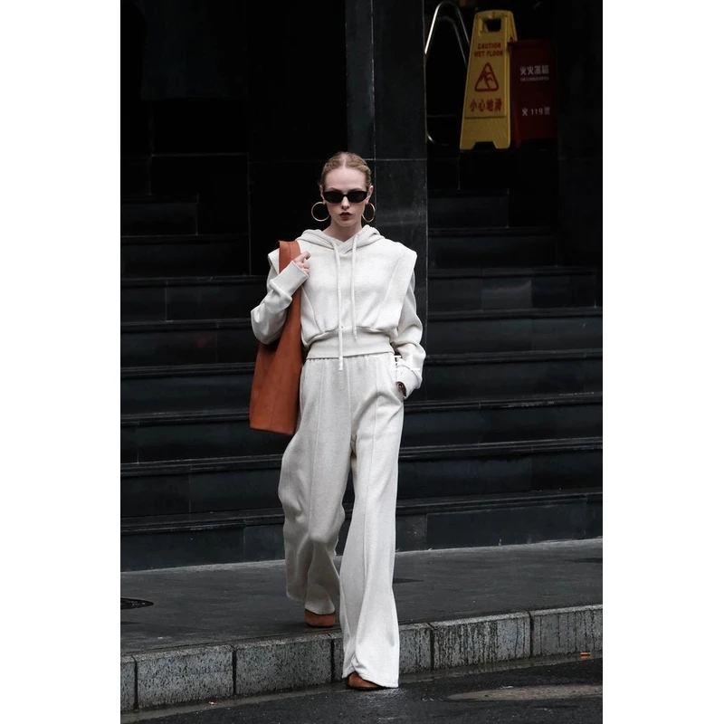 春季设计感显瘦运动套装女秋冬款气质连帽洋气卫衣微喇裤两件套