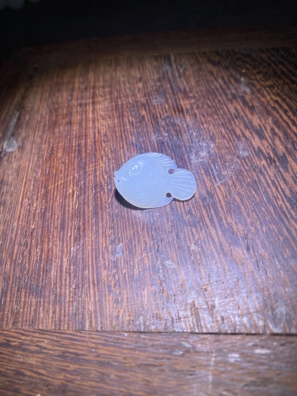 新疆和田玉白玉小鱼