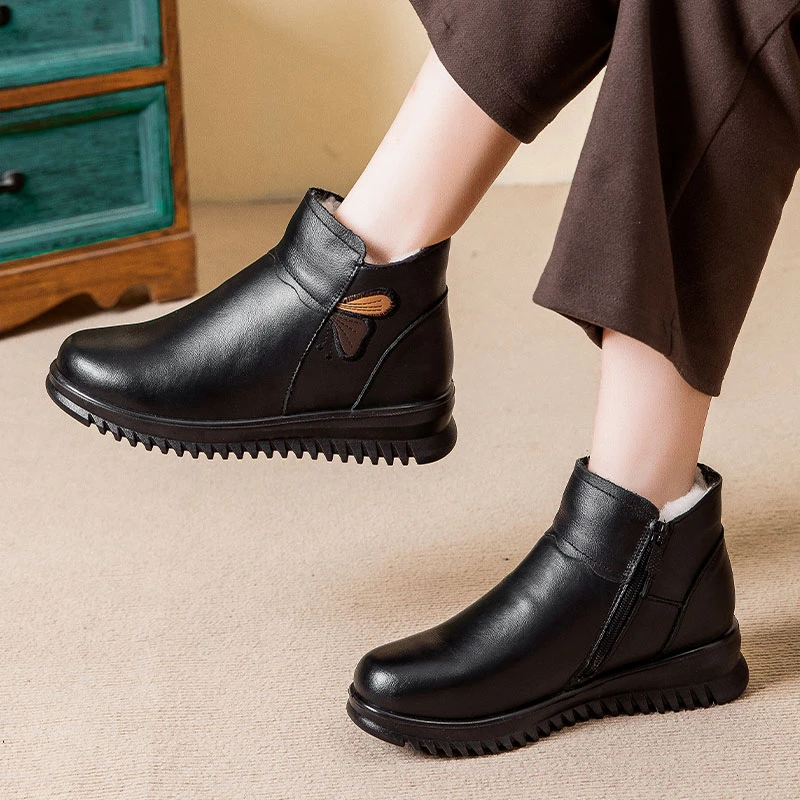 真皮妈妈棉鞋女冬加绒羊毛短靴中老年保暖鞋平底防滑老人雪地靴子
