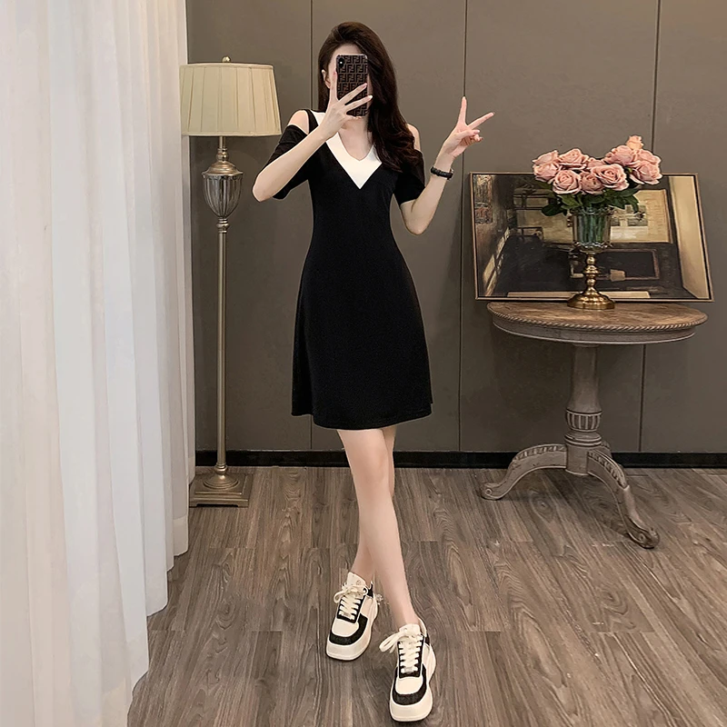 气质显瘦收腰赫本风小黑裙夏季法式时尚复古小个子修身名媛连衣裙