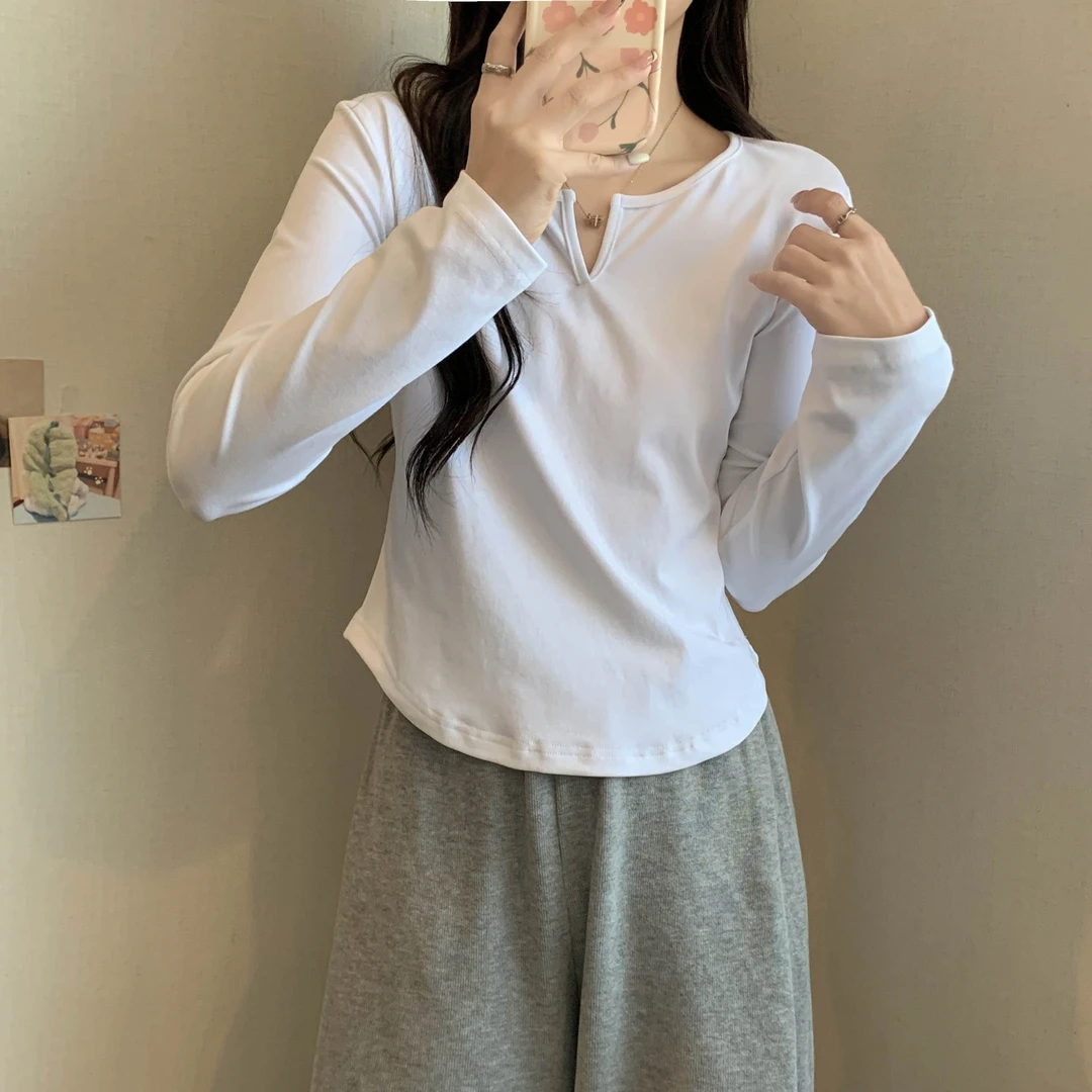 2023年春季新款设计感小众t恤女长袖纯欲打底衫修身V领短款上衣潮