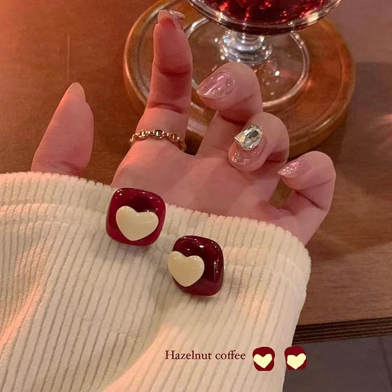 锌合金耳饰 红色爱心耳钉女小众设计高级感耳环2023新款精致耳饰