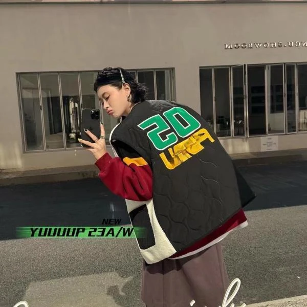 福利 YU 623858 仿羊羔毛刺绣马甲拼接棉服